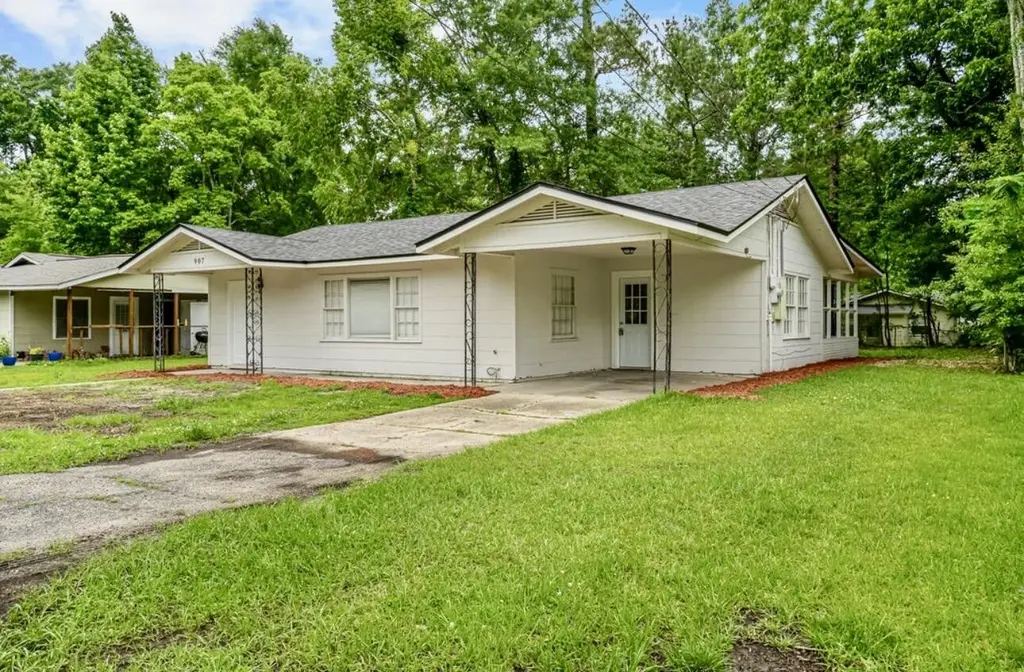 907 Wedgewood Dr