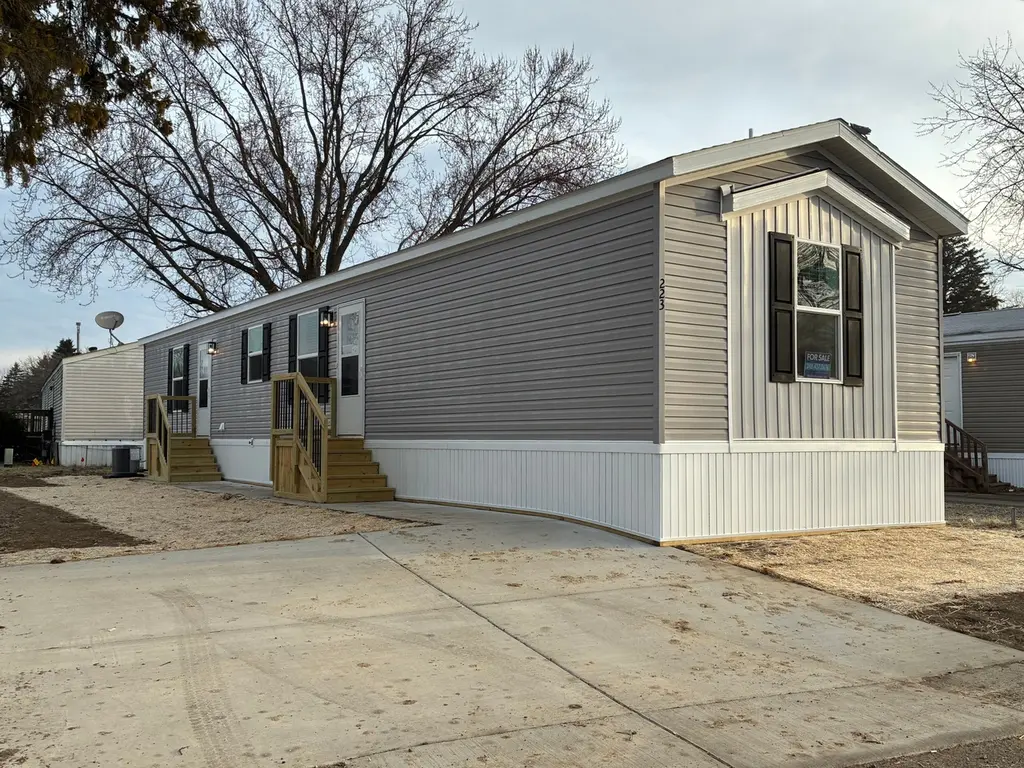 223 S Lyon Woods #100