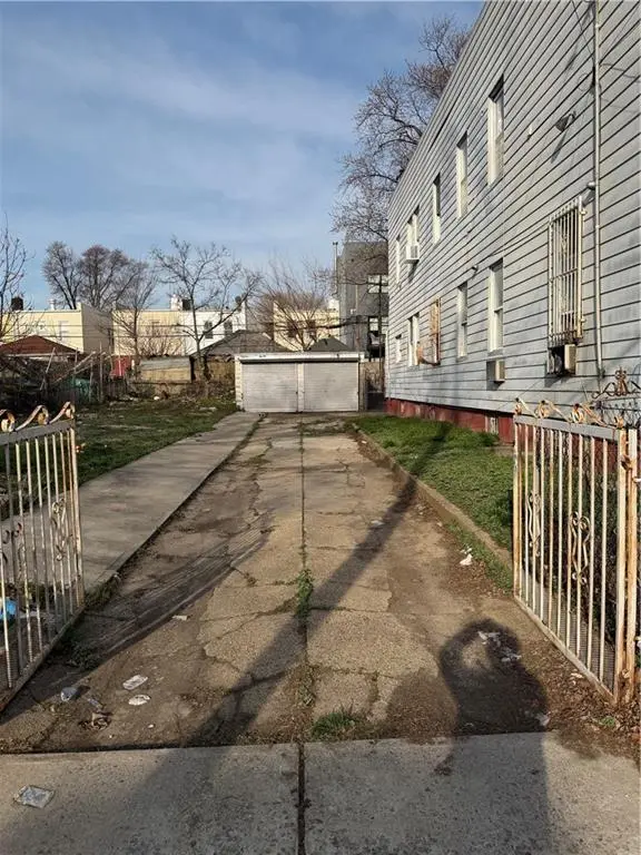 200 E 39th St