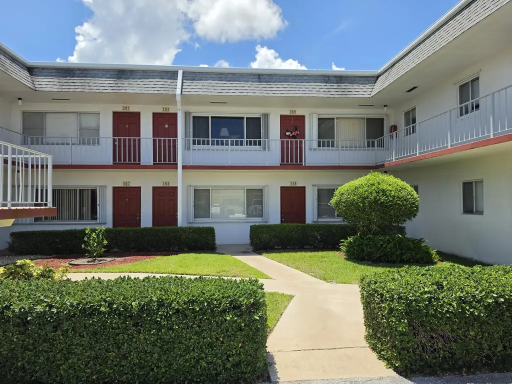 3320 Lake Osborne Dr #109