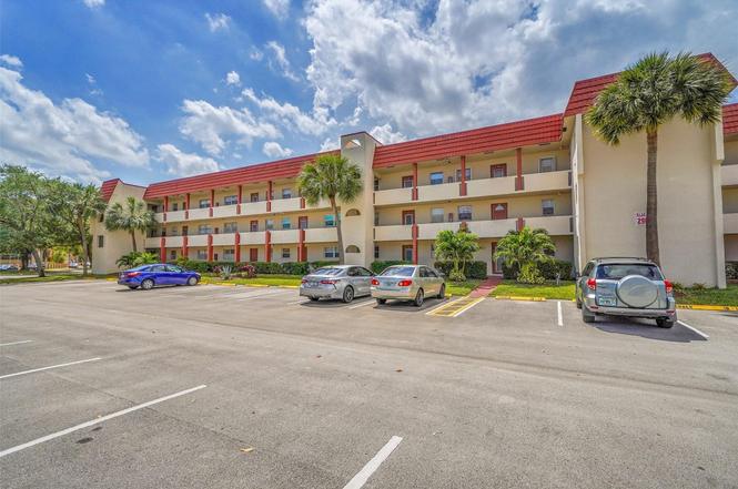 2901 Sunrise Lakes Dr #101