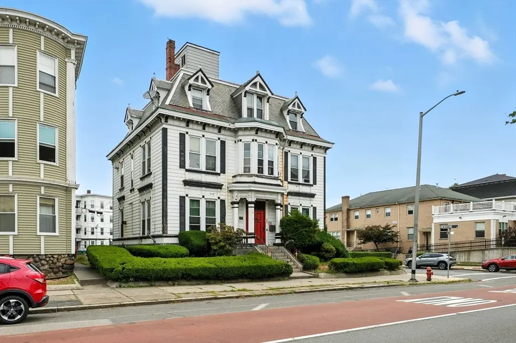 121 N Common