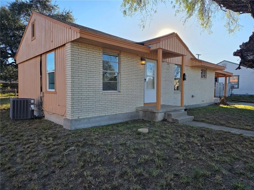 709 E Caesar Ave