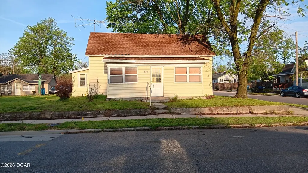 1602 S Grand Ave