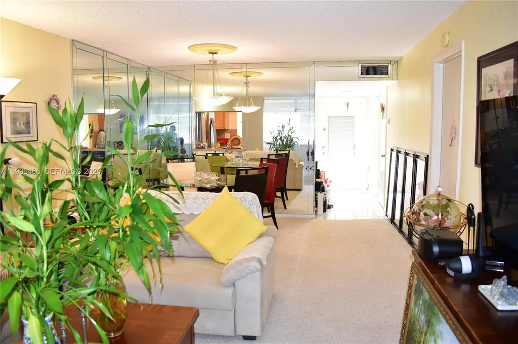 9881 Sunrise Lakes Blvd #207