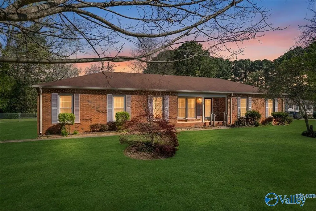 4903 Fallbrook Cir NE