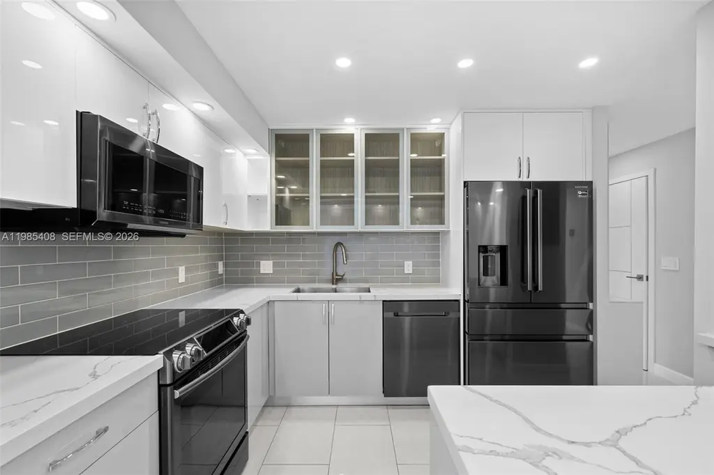 701 Three Islands Blvd #411