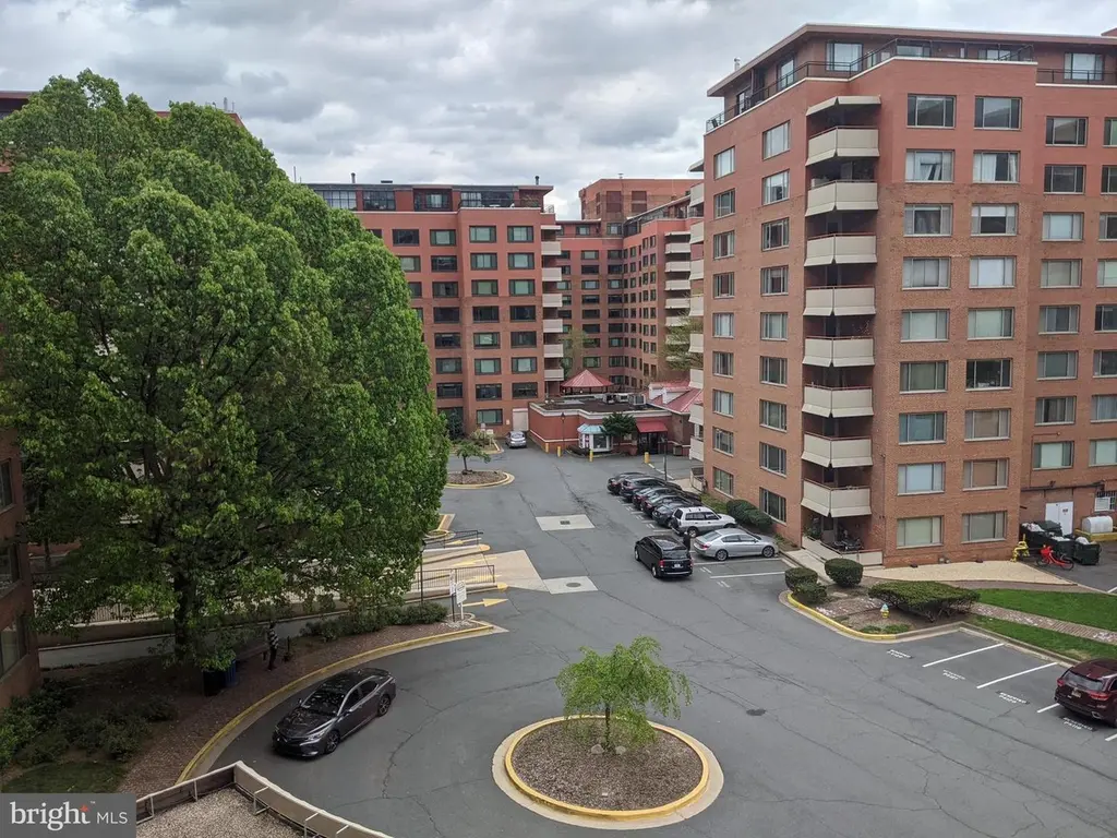 1121 Arlington Blvd #645