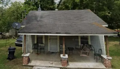 1011 Maple St W