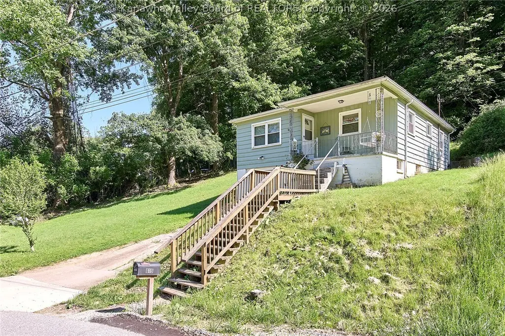 615 Crestlyn Dr