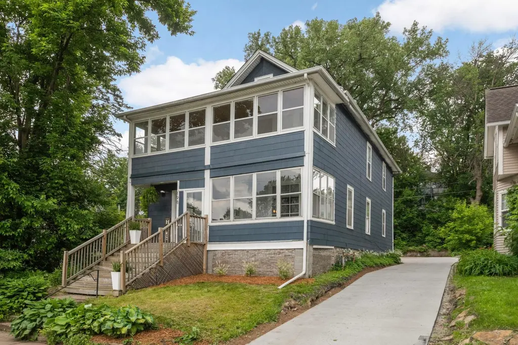 198 Robie St W