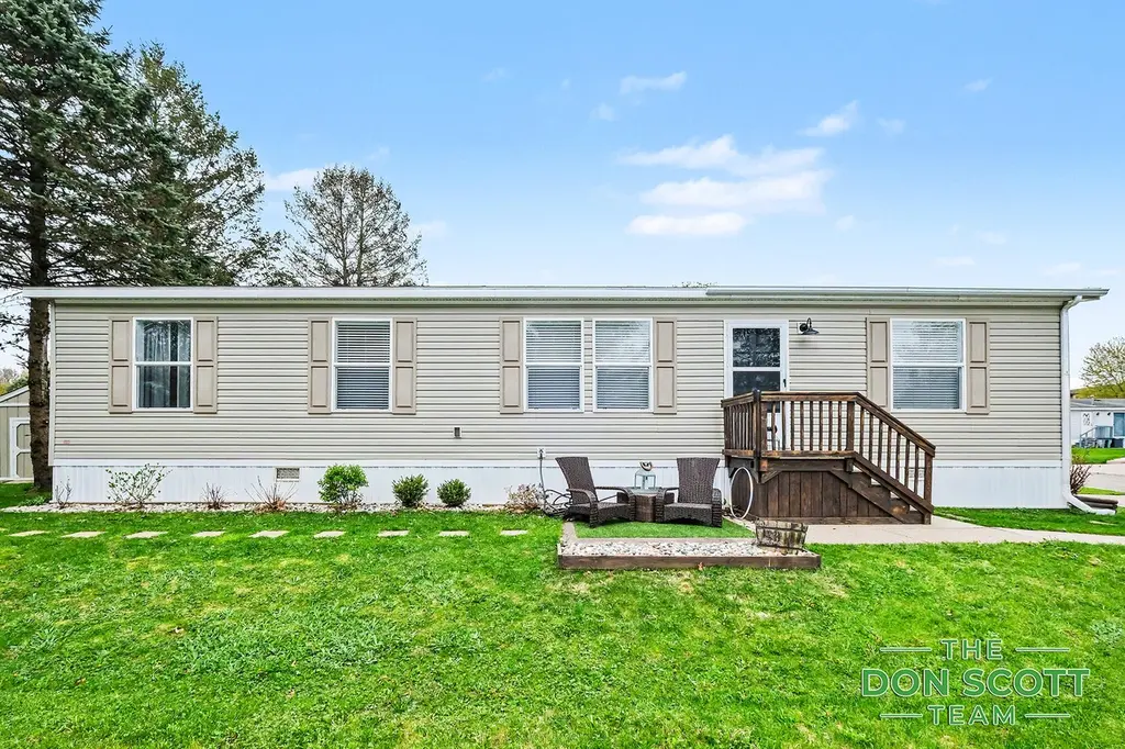 1480 Red Oak Ln NE