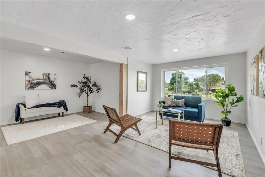 7400 Lakewood Dr