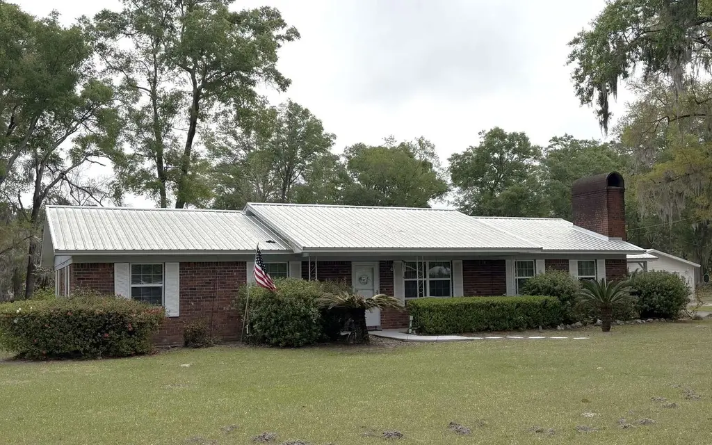 187 SE Tevis Ave