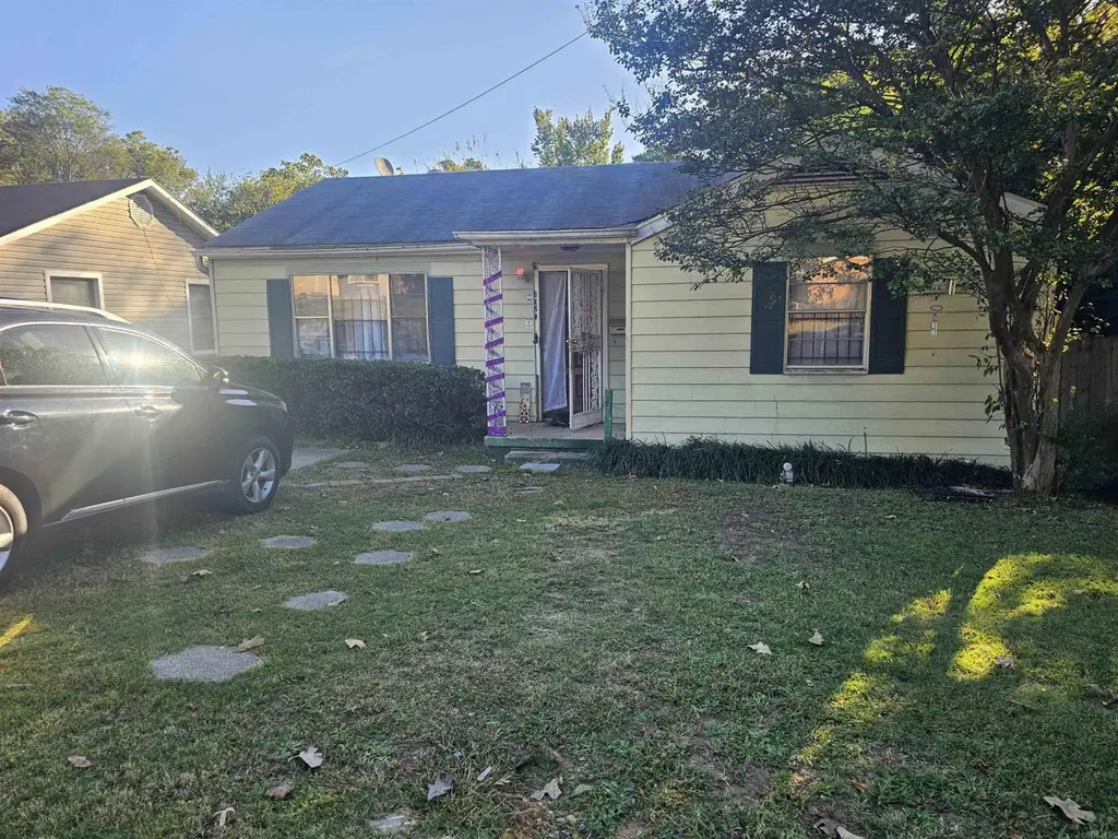 1920 Flora St