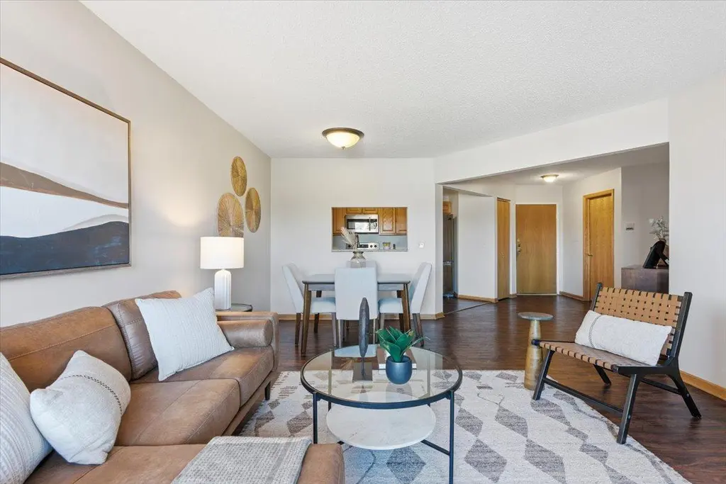 2425 E Franklin Ave #212