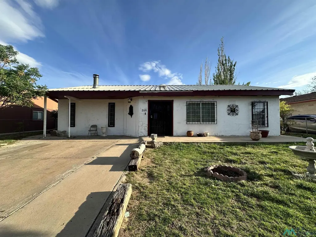 208 E Poe St