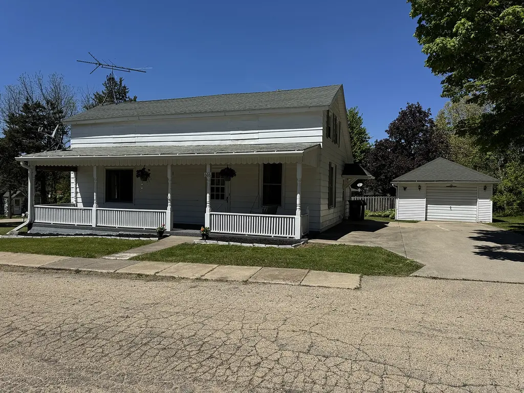 606 E Silk St