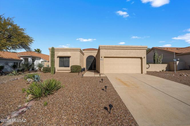 64510 E Canyon Shadows Ln