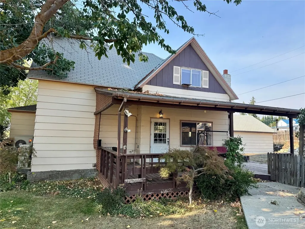 405 NW Dellah Ave