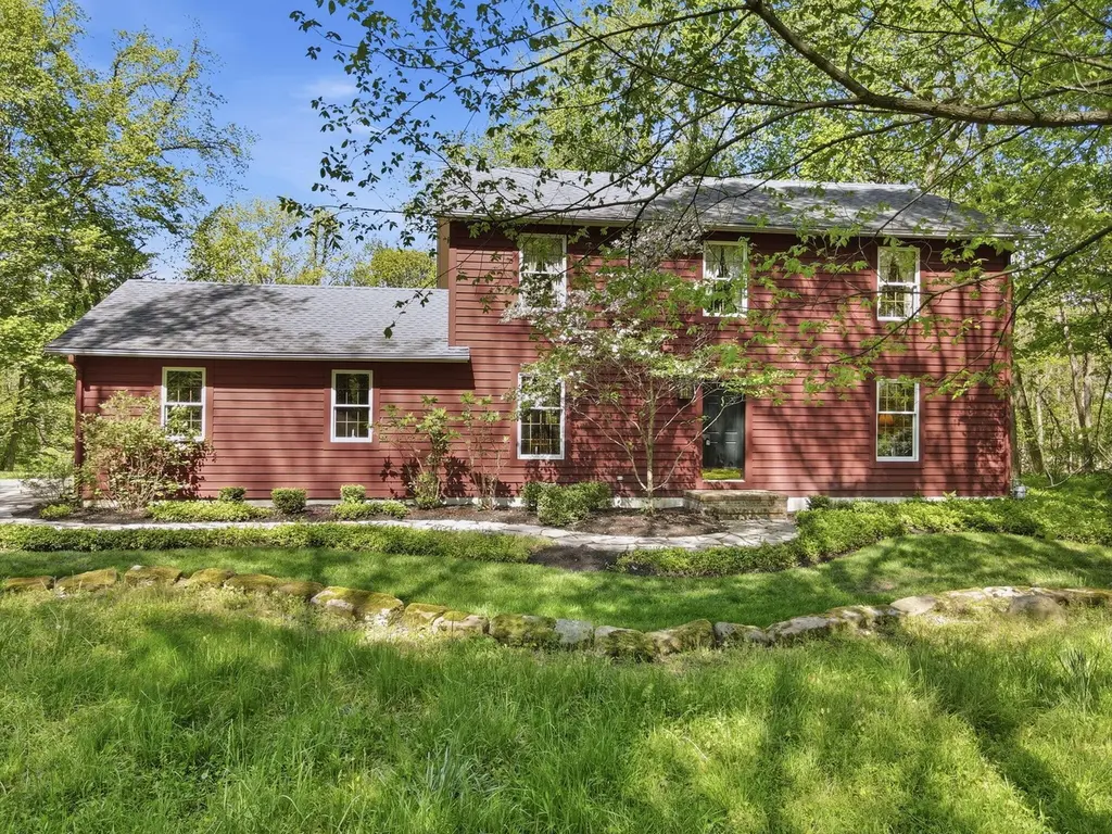 33 Bending Oak Dr