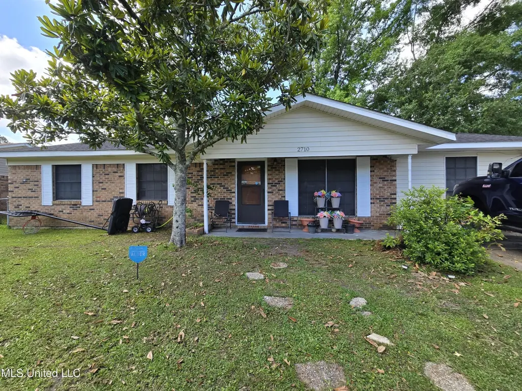 2710 E Angela Cir