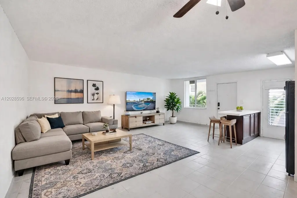 7133 Bay Dr #305