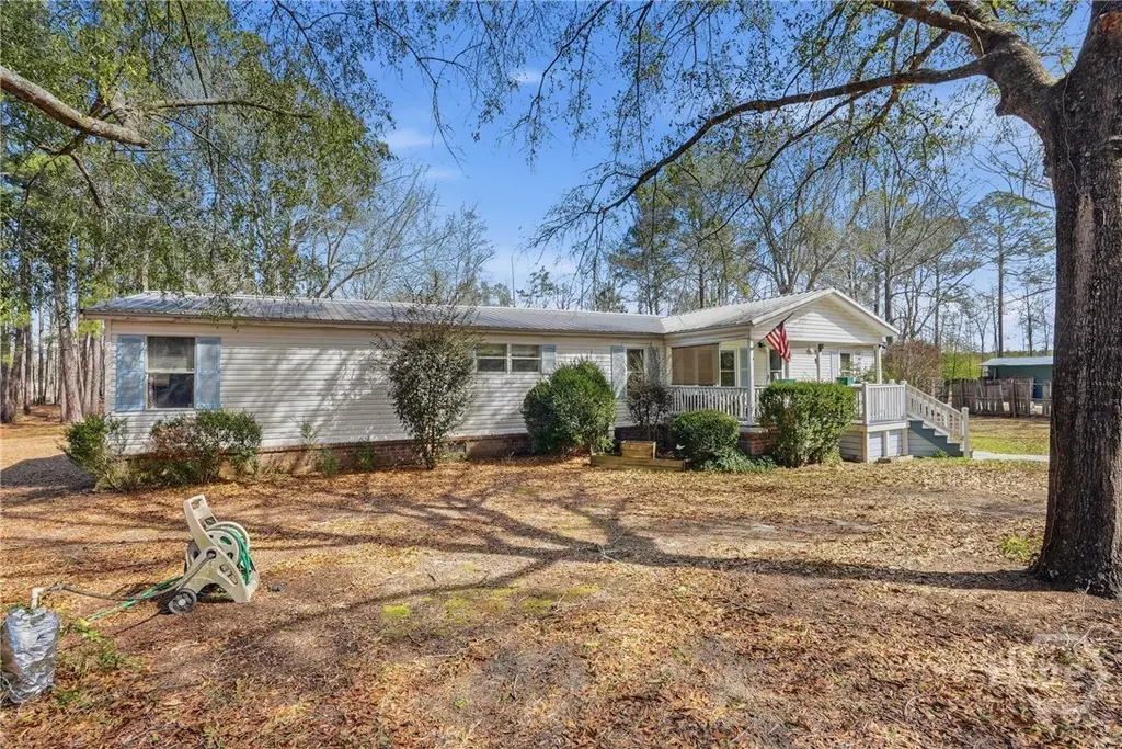 124 Edgewater Dr