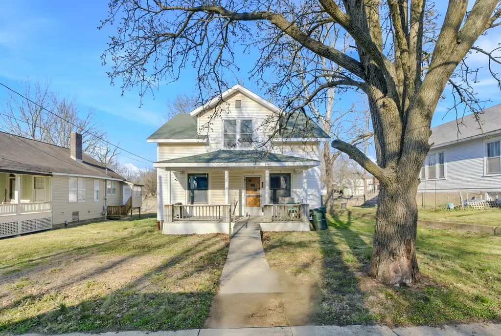 833 Center St