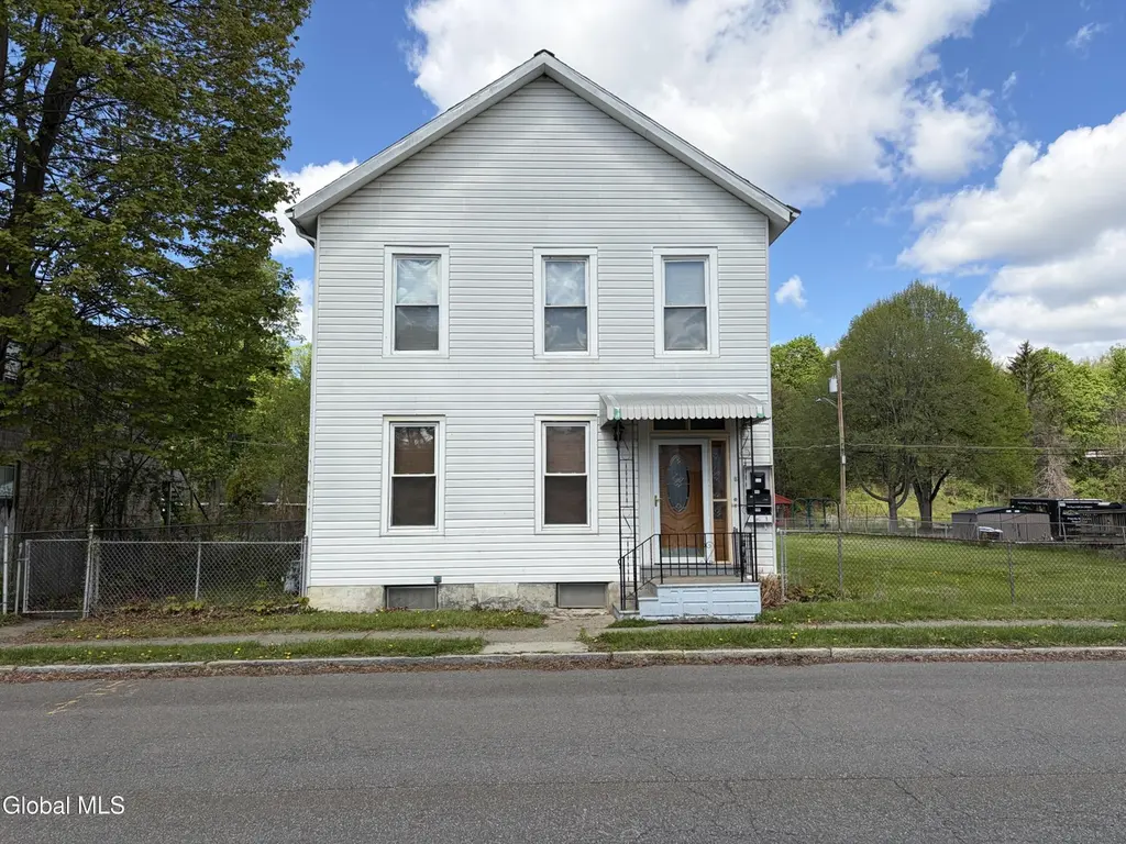 82 4th St
