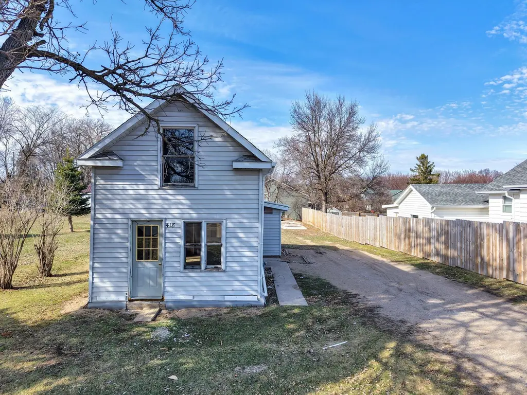 418 Main St E