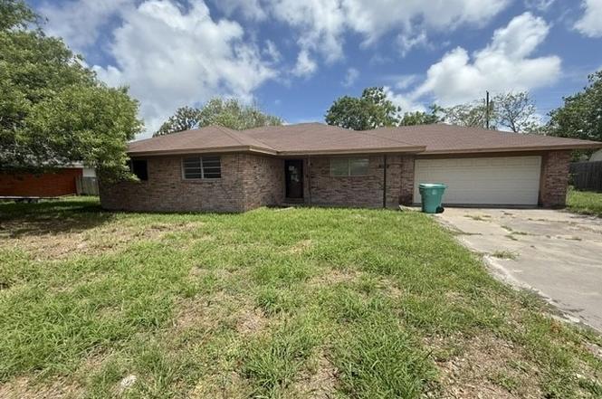 1322 W Palm Dr