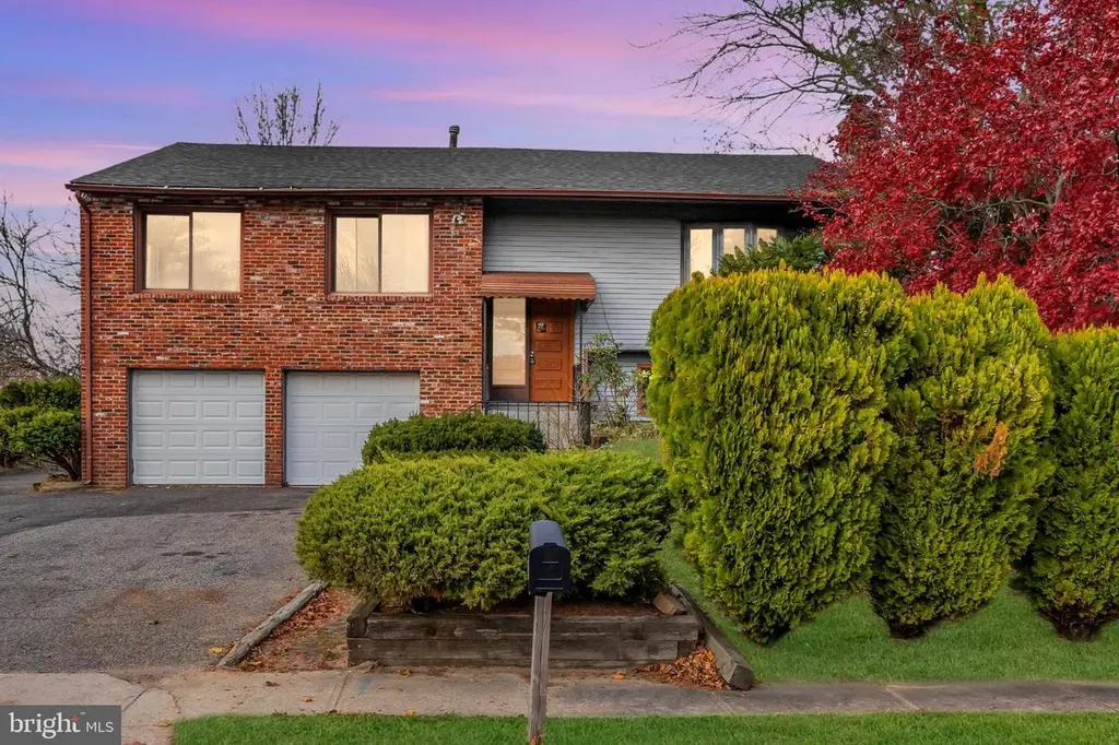 22 Pershing Ln
