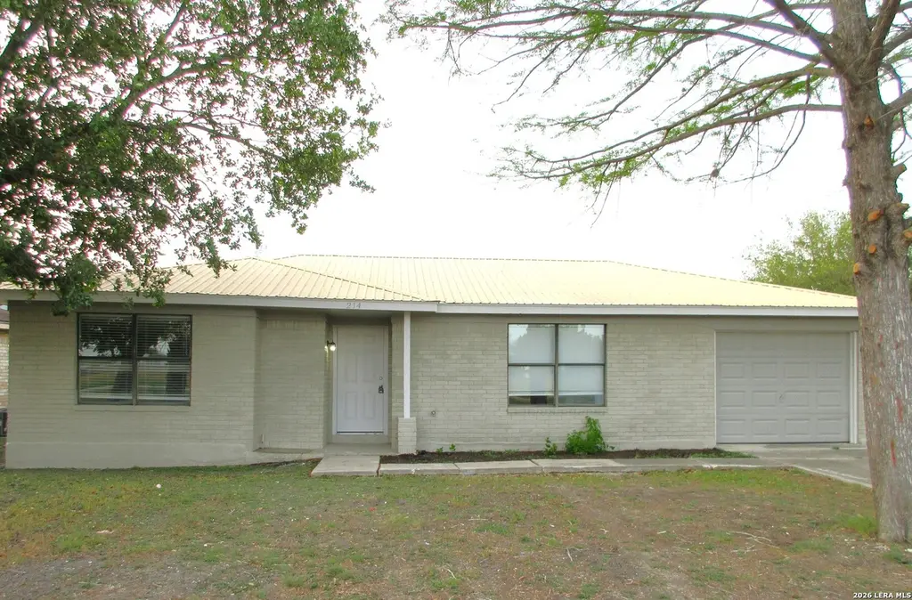 214 E Seguin St