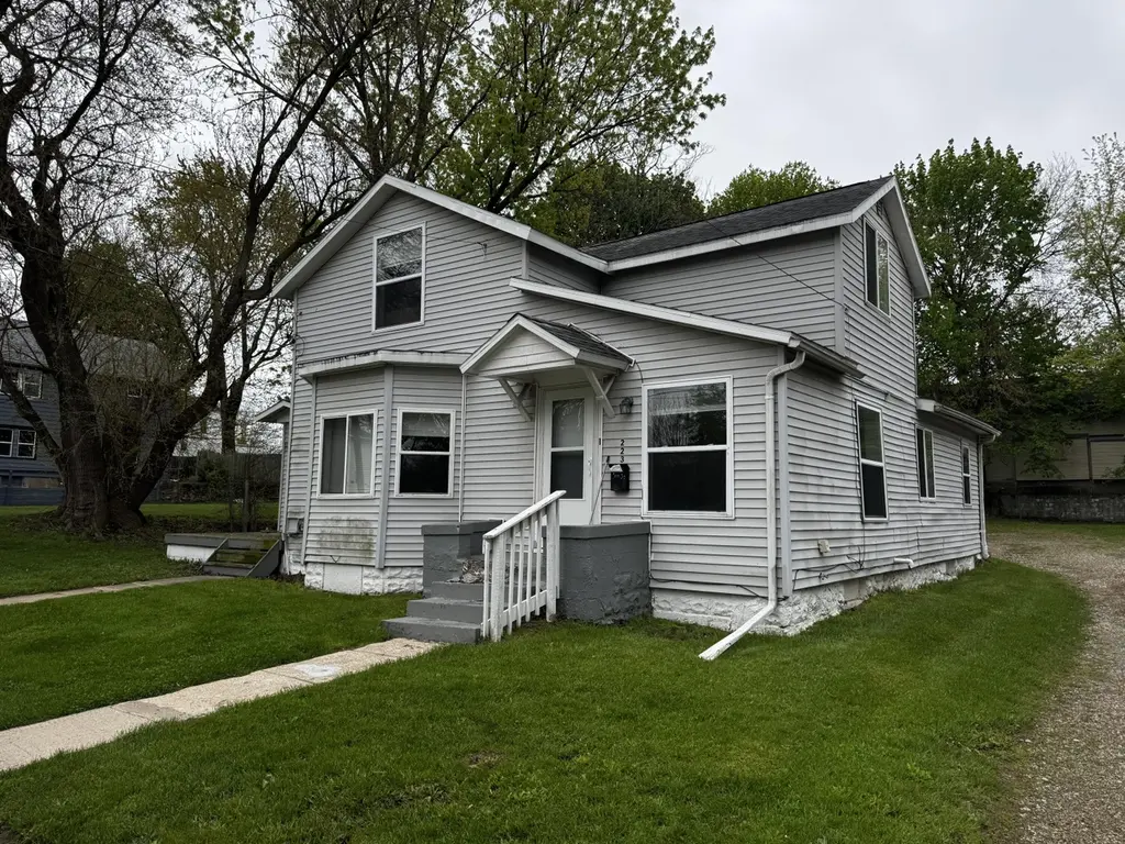 221-223 W Mason St