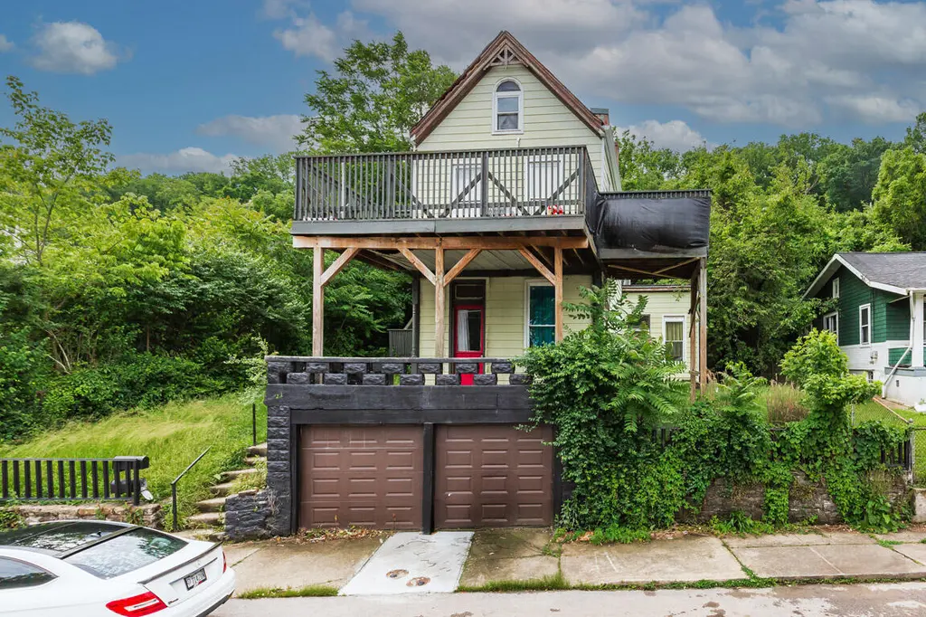 1107 John St