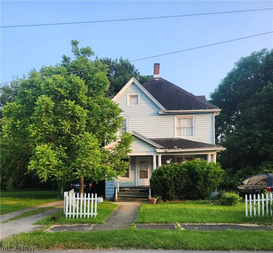 153 W Warren Ave