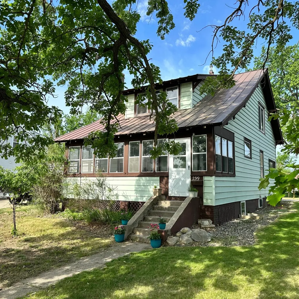 2319 Birchmont Dr NE