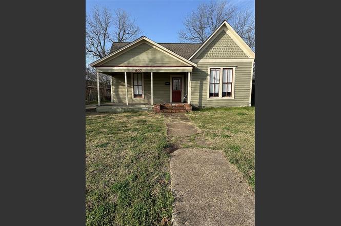 607 NW Main St