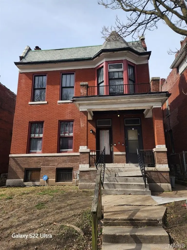 1215 Clara Ave