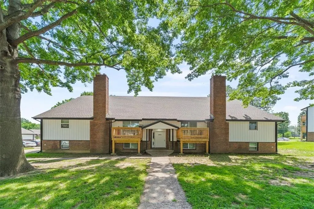 1001 Twin Oaks Ter