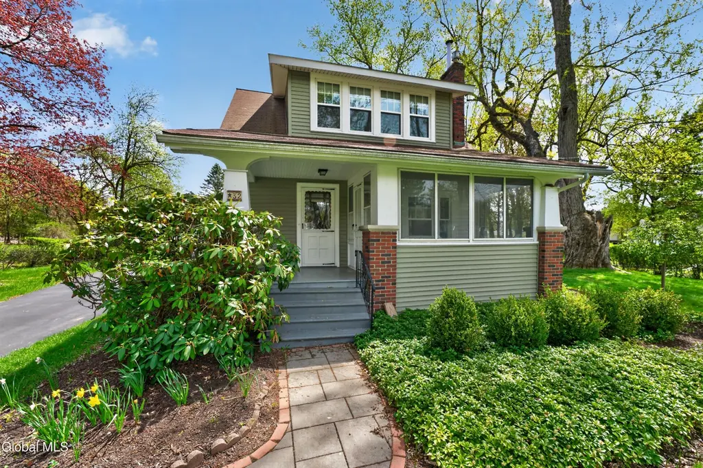 32 Old Troy Rd
