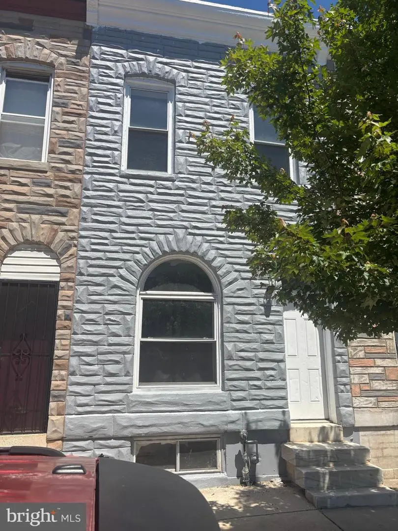2328 E Madison St
