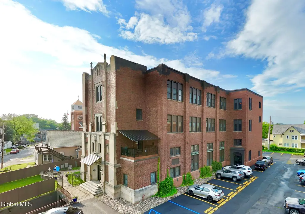 34 Williams St