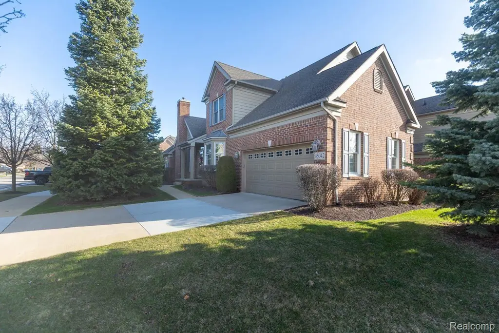 45042 Broadmoor Cir S