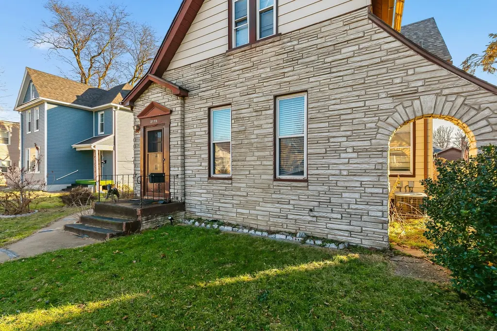 2115 W 4 St