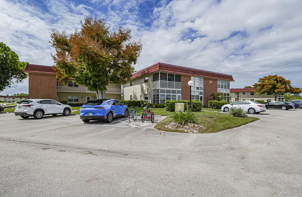 27 Pine Arbor Ln #205