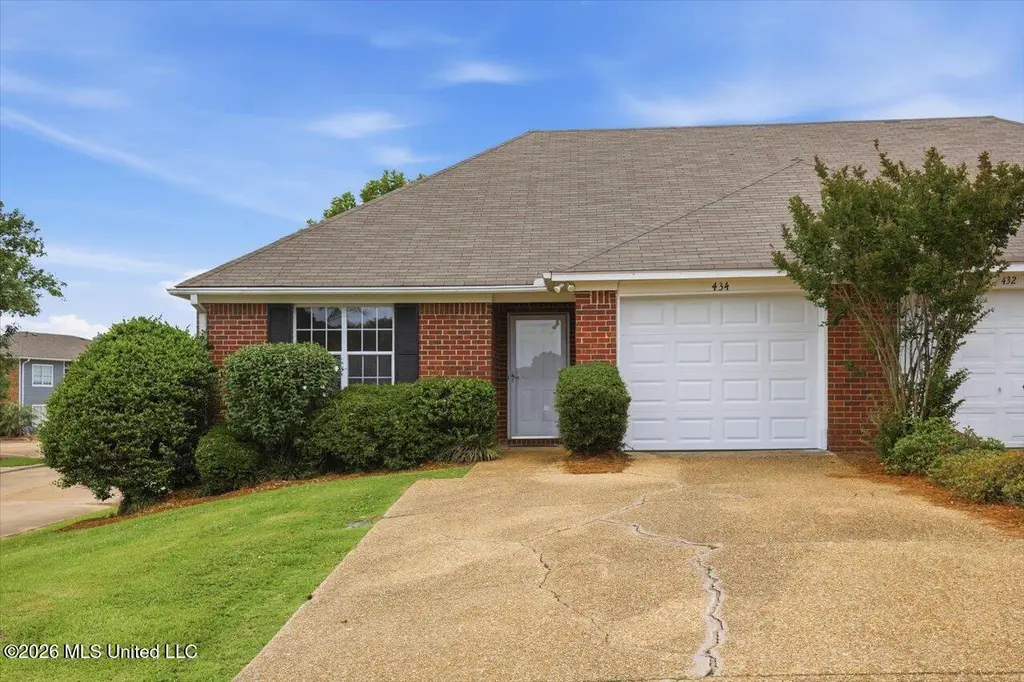 434 Woodlake Ln