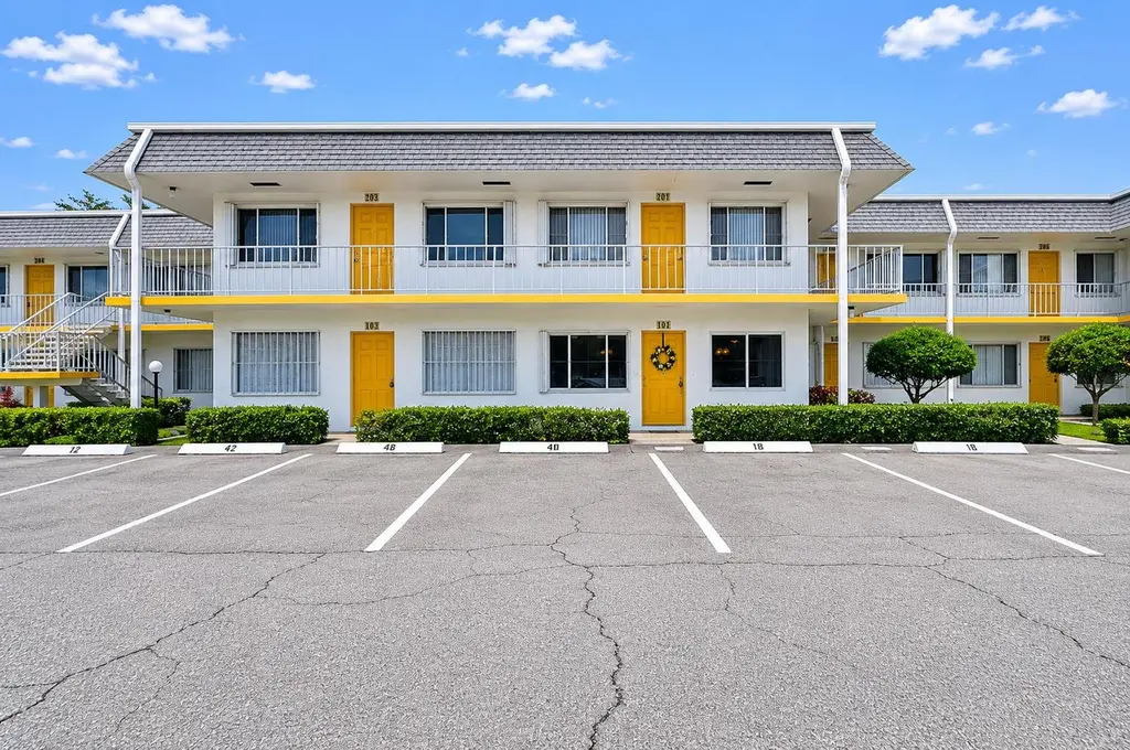 3240 Lake Osborne Dr Apt 104