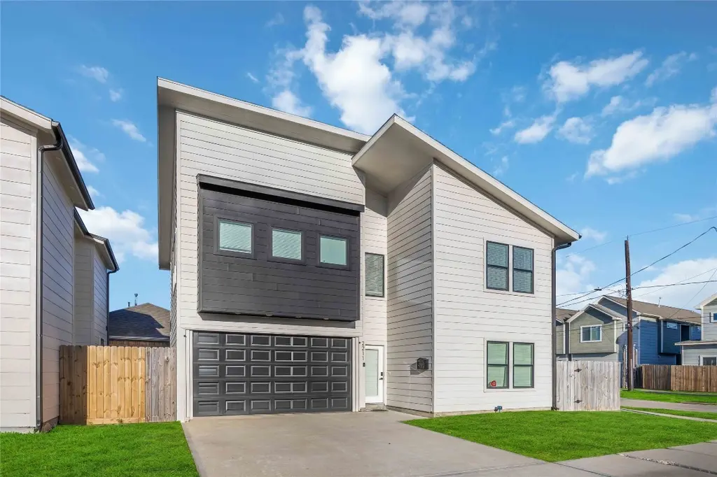 2211 Dan St